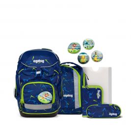Blau-grünes Schulranzen-Set mit passenden Taschen und vier runden Abzeichen im Fußball-Design.