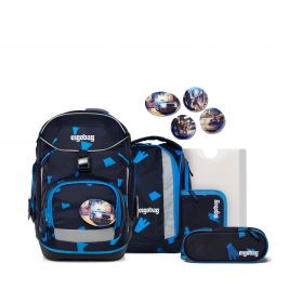 Blau-schwarzes Schulranzen-Set mit Zubehör und runden Pins, die ein Auto-Motiv zeigen.