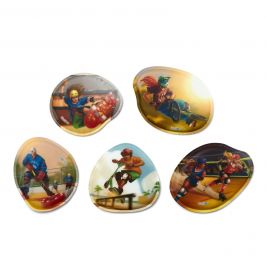 Fünf Buttons mit Illustrationen von Kindern, die farbenfroh Skateboard und Rollschuh fahren.