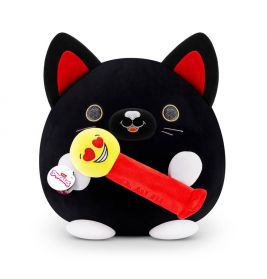 Runder schwarzer Katzenplüsch mit roten Ohren hält ein rot-gelbes Emoji-Mikrofon vor weißem Hintergrund.