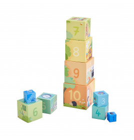 Bunte Stapelblöcke mit den Zahlen 1 bis 10, teils als Turm gestapelt, teils verstreut liegend.