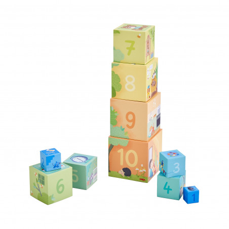 Bunte Stapelblöcke mit den Zahlen 1 bis 10, teils als Turm gestapelt, teils verstreut liegend.