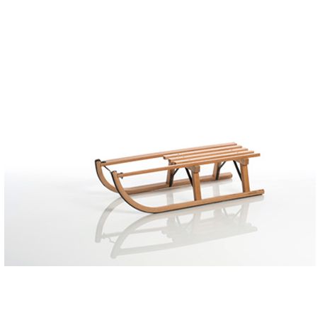 Ein Holzschlitten mit gebogenen Kufen steht auf einer weißen, reflektierenden Fläche.