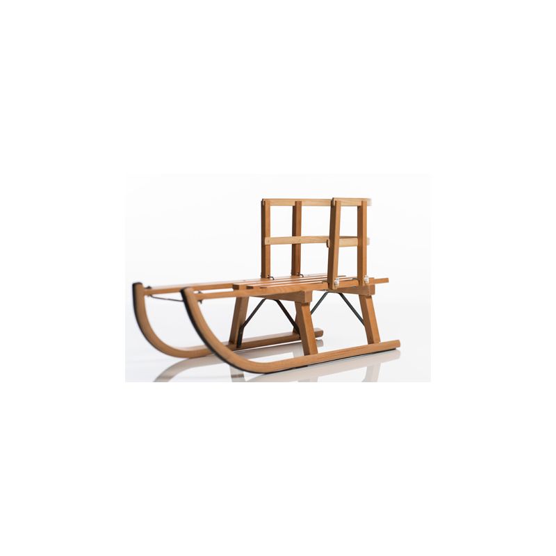 Ein Holzschlitten mit Lehne steht auf einer weißen Fläche vor einem schlichten weißen Hintergrund. Ein Holzschlitten mit Lehne steht auf einer weißen Fläche vor einem schlichten weißen Hintergrund.