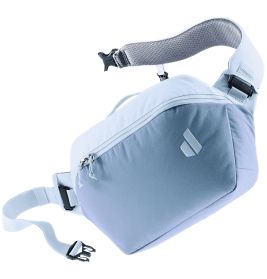 Hellblau-graue Slingtasche mit Reißverschluss-Hauptfach und gepolstertem, verstellbarem Gurt vor weißem Hintergrund.