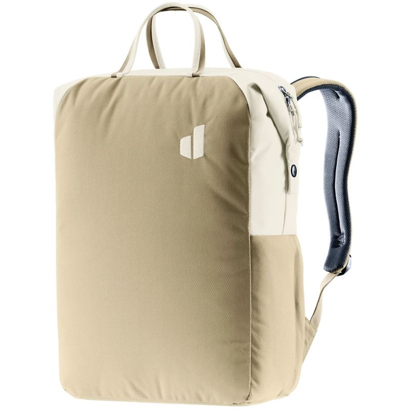 Beiger und weißer, rechteckiger Rucksack mit kleinem Logo und zwei Tragegriffen oben. Beiger und weißer, rechteckiger Rucksack mit kleinem Logo und zwei Tragegriffen oben.