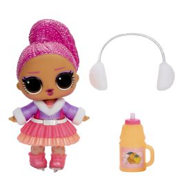 Puppe mit rosa Haaren, pink-lila Outfit, Ohrschützern und gelber Flasche mit Aufschrift Citrus-Ade Chiller.