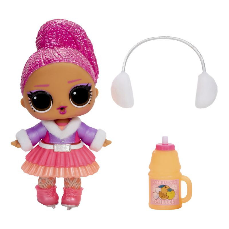 Puppe mit rosa Haaren, pink-lila Outfit, Ohrschützern und gelber Flasche mit Aufschrift Citrus-Ade Chiller. Puppe mit rosa Haaren, pink-lila Outfit, Ohrschützern und gelber Flasche mit Aufschrift Citrus-Ade Chiller.