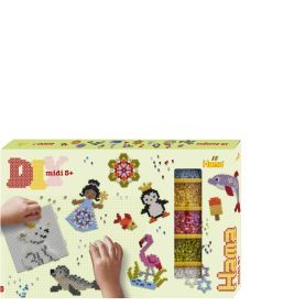 Eine Hama-Perlen-Box zeigt Hände, die Perlen zu Tier- und Blumenmotiven zuordnen.