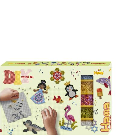 Eine Hama-Perlen-Box zeigt Hände, die Perlen zu Tier- und Blumenmotiven zuordnen.