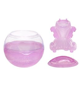 Runder, transparenter rosa Behälter mit zwei abnehmbaren Teilen, eines davon in Kleidform, vor weißem Hintergrund.