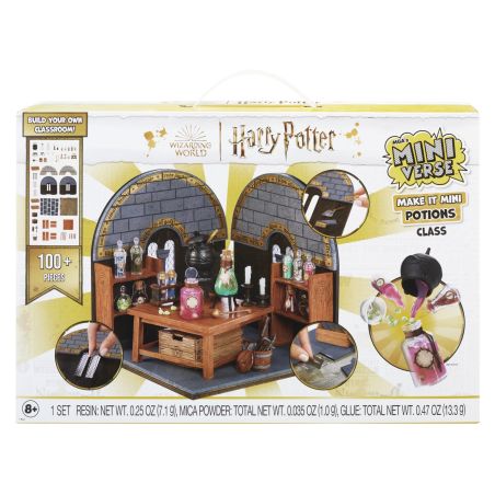 Harry Potter Mini Verse Potions Class Kit mit Klassenzimmer-Setup und Zubehör für Zaubertränke abgebildet.