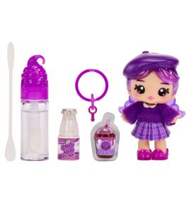 Puppe mit lila Haaren und Outfit, dazu Zubehör: Fläschchen, Schlüsselanhänger, Wattestäbchen und Saftpäckchen.