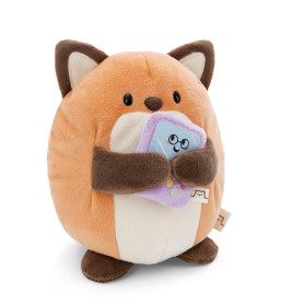 Runder Plüschfuchs hält ein kleines, violettes Kissen mit blauem Muster und lächelndem Gesicht.