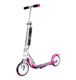Ein rosa-weißer Tretroller mit schwarzen Griffen und Tragegurt vor weißem Hintergrund.
