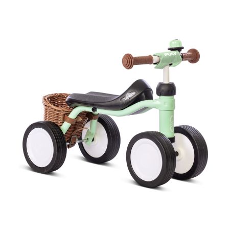 Mintgrünes Kinder-Dreirad mit Korb und schwarzen Rädern vor weißem Hintergrund. Mintgrünes Kinder-Dreirad mit Korb und schwarzen Rädern vor weißem Hintergrund.