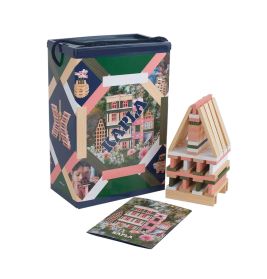 Box mit KAPLA-Holzbausteinen, davor ein gebautes Hausmodell und eine Anleitung.