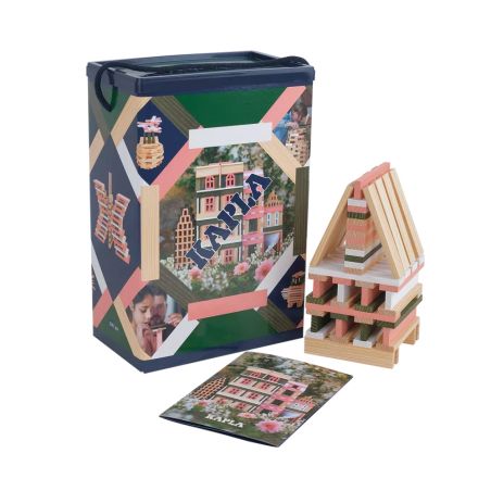 Box mit KAPLA-Holzbausteinen, davor ein gebautes Hausmodell und eine Anleitung. Box mit KAPLA-Holzbausteinen, davor ein gebautes Hausmodell und eine Anleitung.