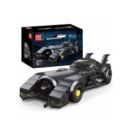 LEGO Batmobil mit passender Verpackung, im Hintergrund sind Batman-Motive zu sehen.