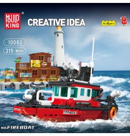Spielzeug-Feuerlöschboot von Mould King fährt im Ozean, im Hintergrund Leuchtturm und Gebäude.