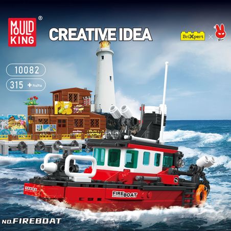 Spielzeug-Feuerlöschboot von Mould King fährt im Ozean, im Hintergrund Leuchtturm und Gebäude.
