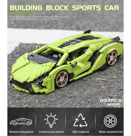 Grünes Sportwagenmodell aus Bausteinen mit goldenen Rädern auf Kies, darunter stehen die Merkmale.