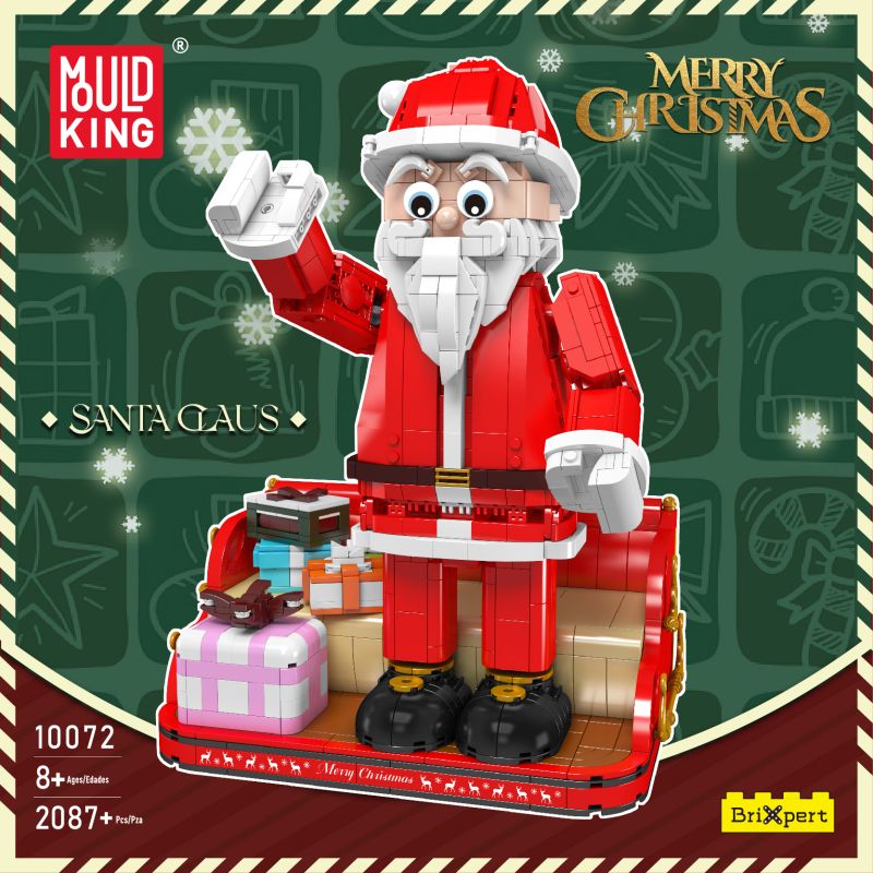 Spielzeug-Weihnachtsmann aus Bausteinen winkt, steht bei Geschenken, darüber Frohe Weihnachten.