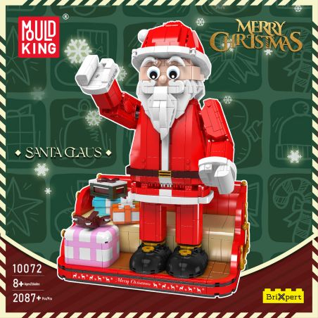 Spielzeug-Weihnachtsmann aus Bausteinen winkt, steht bei Geschenken, darüber Frohe Weihnachten.