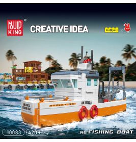 Spielzeug-Angelboot auf Wasser, dahinter Strand mit Palmen und einem Holzhaus.