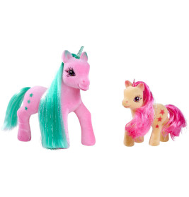 Zwei Spielzeug-Einhörner, eines rosa mit türkisem Haar, das andere gelb mit pinkem Haar, stehen nebeneinander.