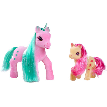 Zwei Spielzeug-Einhörner, eines rosa mit türkisem Haar, das andere gelb mit pinkem Haar, stehen nebeneinander. Zwei Spielzeug-Einhörner, eines rosa mit türkisem Haar, das andere gelb mit pinkem Haar, stehen nebeneinander.