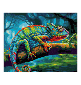 Ein buntes Chamäleon mit auffälligen Mustern ruht auf einem Ast in einem dicht bewachsenen, blau-grünen Wald.