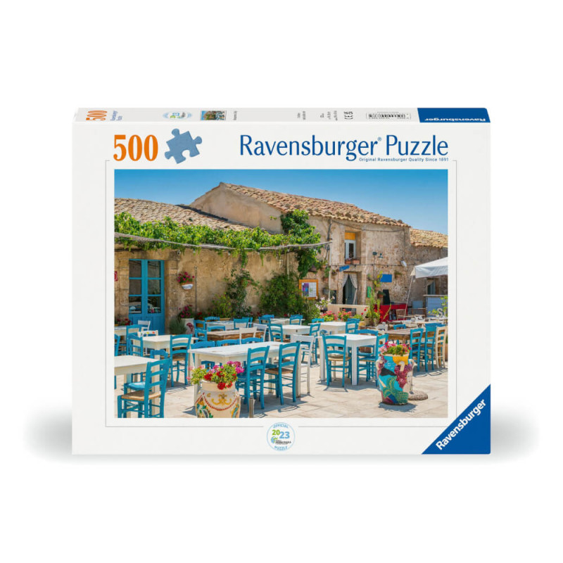 500-teiliges Ravensburger Puzzle mit sonnigem Straßencafé, blauen Stühlen und rustikalen Gebäuden.