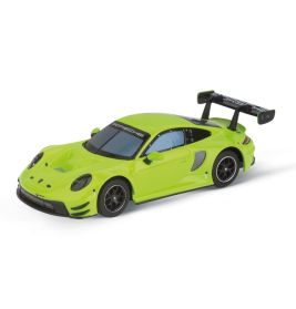 Ein limettengrünes Spielzeug-Sportauto mit großem schwarzen Heckspoiler vor weißem Hintergrund.
