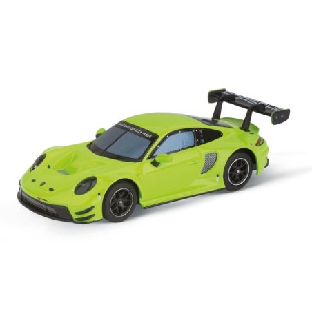 Ein limettengrünes Spielzeug-Sportauto mit großem schwarzen Heckspoiler vor weißem Hintergrund.