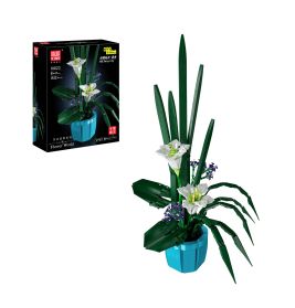 Blumenarrangement aus Kunststoffsteinen mit weißen und violetten Blüten im blauen Topf, Schachtel links sichtbar.