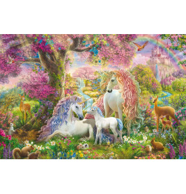 Drei Einhörner mit bunten Mähnen stehen in einem bunten Zauberwald mit Tieren, Blumen und einer fernen Burg.