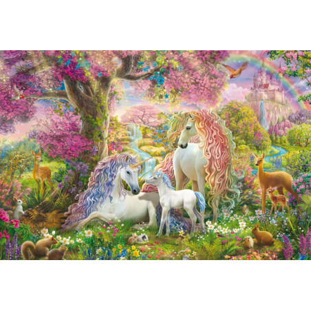 Drei Einhörner mit bunten Mähnen stehen in einem bunten Zauberwald mit Tieren, Blumen und einer fernen Burg.