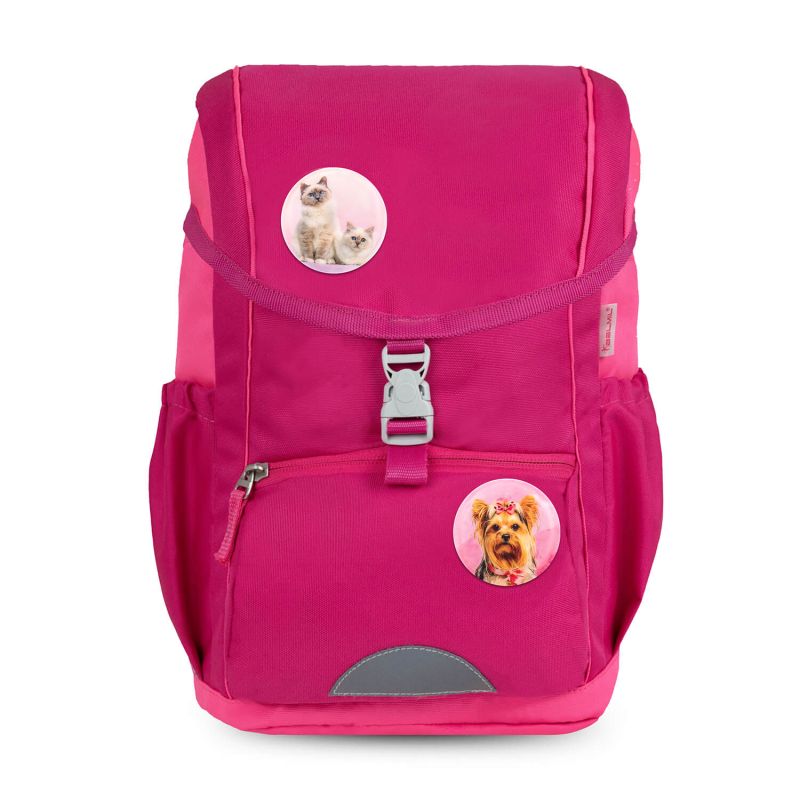 Leuchtend rosa Rucksack mit Stickern von zwei Kätzchen und einem kleinen Hund mit Schleife am Kopf. Leuchtend rosa Rucksack mit Stickern von zwei Kätzchen und einem kleinen Hund mit Schleife am Kopf.