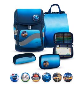 Blaues Schulranzen-Set mit Taschen, Schreibwaren und runden Abzeichen mit Sport- und Auto-Motiven.