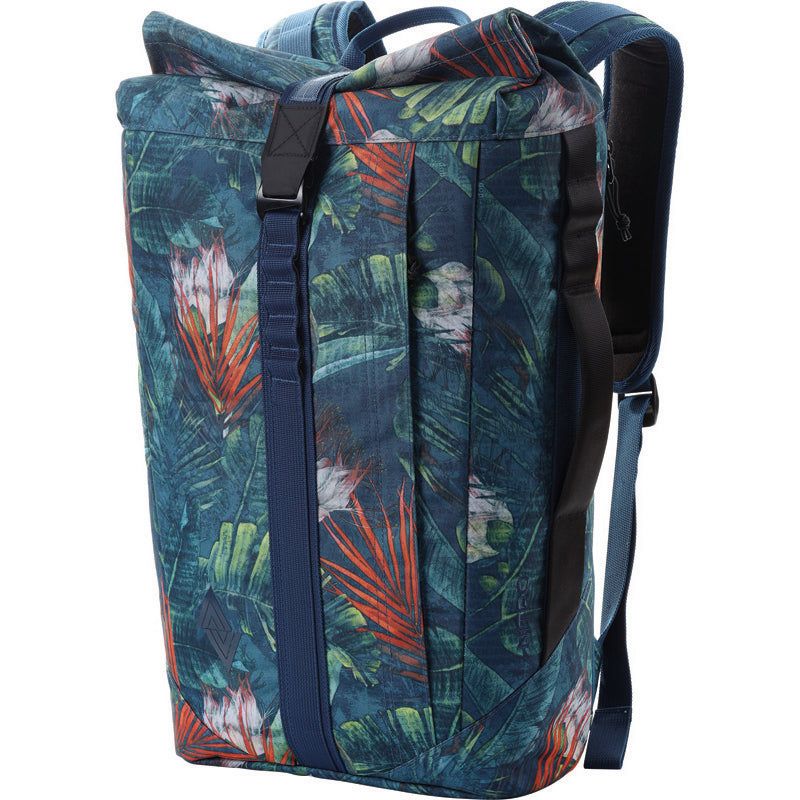 Blauer Rucksack mit tropischem Blatt- und Blumenmuster, gepolsterten Trägern und Frontschnalle. Blauer Rucksack mit tropischem Blatt- und Blumenmuster, gepolsterten Trägern und Frontschnalle.