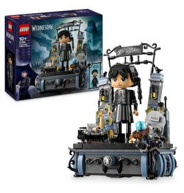 LEGO-Set zu Wednesday Addams mit Figur und gothischen Accessoires, Verpackung im Hintergrund.
