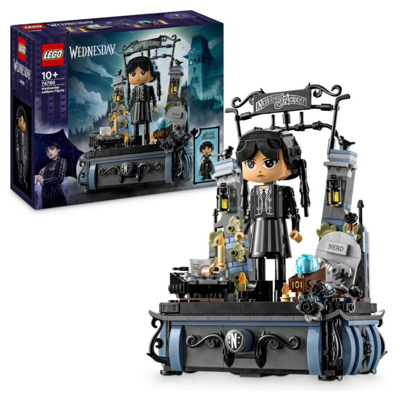 LEGO-Set zu Wednesday Addams mit Figur und gothischen Accessoires, Verpackung im Hintergrund. LEGO-Set zu Wednesday Addams mit Figur und gothischen Accessoires, Verpackung im Hintergrund.