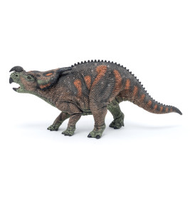 Detailreiche Dinosaurier-Figur mit Hörnern, grün-brauner Haut und orangefarbenen Streifen.