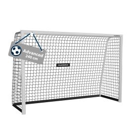 Weißes Fußballtor mit schwarzem Netz und einem Schild Advanced 240 cm oben links.