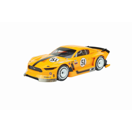 Gelbes Spielzeug-Rennauto mit schwarzen Streifen, Nummer 51, weißen Rädern und Sponsor-Aufklebern.