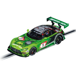 Grüner AMG Rennwagen mit schwarz-weißer Grafik, Nummer 3 und großem Heckflügel auf einer Slotcar-Bahn.