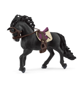 Schwarzes Spielzeugpferd mit lila-beigem Sattel, Zaumzeug und erhobenem Vorderbein.