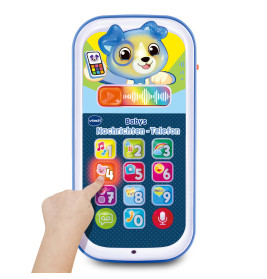 Eine Hand drückt eine Taste auf einem bunten Spielzeugtelefon mit Tier- und Zahlentasten.