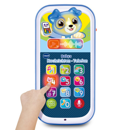 Eine Hand drückt eine Taste auf einem bunten Spielzeugtelefon mit Tier- und Zahlentasten.